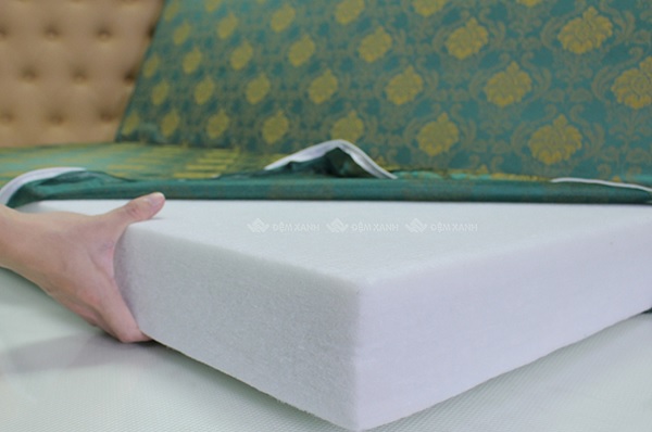 Đệm bông ép sở hữu độ cứng cao và bằng phẳng