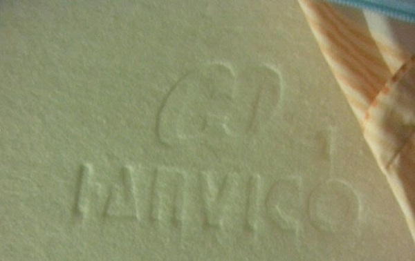 Trên bề mặt lõi đệm Hanvico được dập nổi logo thương hiệu