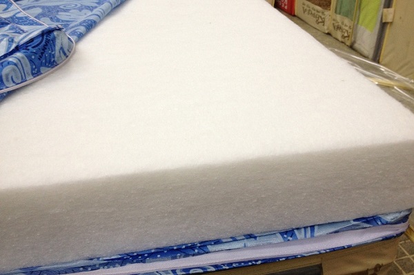 Đệm bông ép sở hữu bề mặt cứng và bằng phẳng